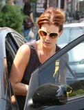 th_90583_Preppie_-_Kate_Walsh_stopping_at_a_nail_salon_before_having_lunch_with_friends_-_August_16_2009_780_122_197lo.jpg
