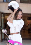 th_090410505_AlessandraAmbrosio_vs_bombshell_tour_093_122_231lo.jpg