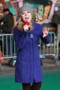 th_537200334_JennetteMcCurdy11202012MacysThanksgivingDayParadeRehearsalinNYC8_122_245lo.jpg