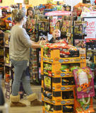 th_09539_Preppie_Hilary_Duff_grocery_shopping_15_122_254lo.jpg