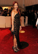 th_898652858_RihannaCostumeInstituteGalaMetBallinNYC_2.5.2011_130_122_259lo.jpg