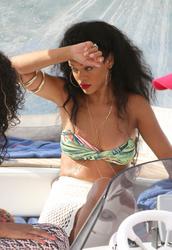 th_334884470_RihannashoppinginSt.Tropez23.7.2012_126_122_33lo.jpg