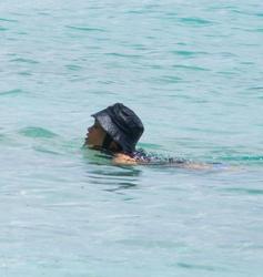 th_208662664_RihannaenjoysafunridewithfriendsonaboatinBarbados_114_122_374lo.jpg