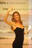 th_59842_celebrity_paradise.com_TheElder_GiseleBundchen2011_04_06_2011IpanemasandalcollectioninIstanbul13_122_399lo.jpg