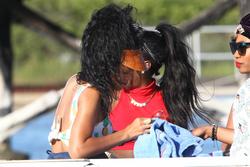 th_255753732_RihannaoutforshoppinginPortoCervo17.7.2012_09_122_438lo.jpg