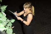 http://img133.imagevenue.com/loc475/th_030258889_Hilary_Duff_arrives_at_Kimberly_Snyder_Book_Launch_Party4_122_475lo.jpg