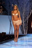 th_33628_Heidi_Klum_VSF_Show_2001_Runway_12_122_510lo.jpg