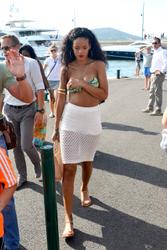 th_335188476_RihannashoppinginSt.Tropez23.7.2012_141_122_567lo.jpg