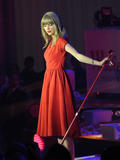 th_48335_Preppie_Taylor_Swift_turns_on_the_Westfield_Christmas_Lights_64_122_599lo.jpg