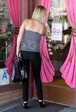 http://img133.imagevenue.com/loc1006/th_44866_Hayden_Panettiere_2008-10-06_-_buying_cupcakes_in_Hollywood_846_122_1006lo.jpg