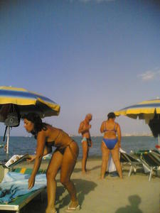 Italiana Mom On The Beach-r1nrdllilo.jpg