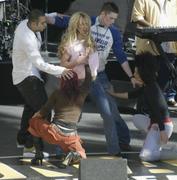 Britney-Spears-%7C-On-Air-With-Ryan-Seacrest-Rehearsals%2C-2004-l0ff4daxgo.jpg