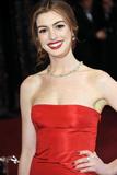 http://img133.imagevenue.com/loc41/th_26407_celebrity_paradise.com_TheElder_AnneHathaway96_122_41lo.jpg