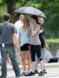 http://img133.imagevenue.com/loc694/th_61592_Kate_Hudson_and_Anne_Hathaway_shade_under_an_umbrella_CU_ISA_030608_01_122_694lo.jpg